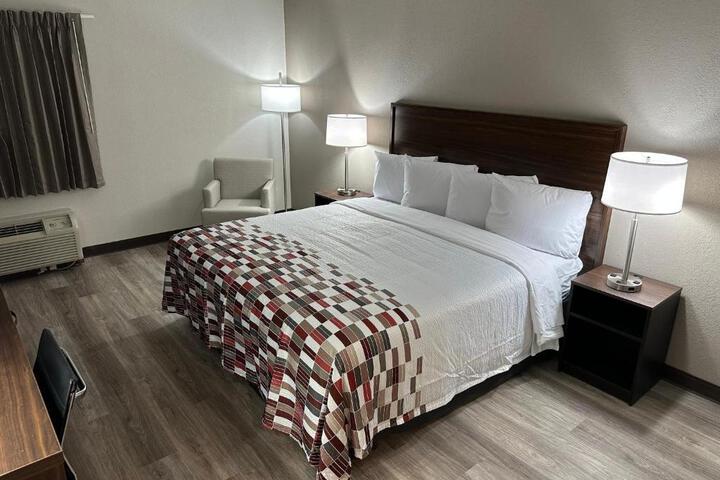 1 King Bed (13 of 16)