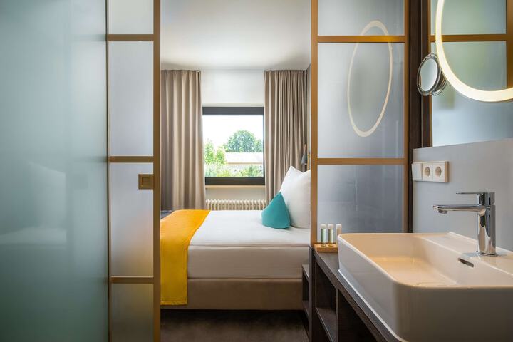 Room 32 of 46