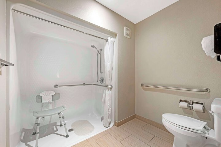 1 Queen Bed High Speed Internet Accessible 50 Inch Flat Screen Television Microwave and Refrigerator, Coffee Maker, Hairdryer Full Breakfast (9 of 15)