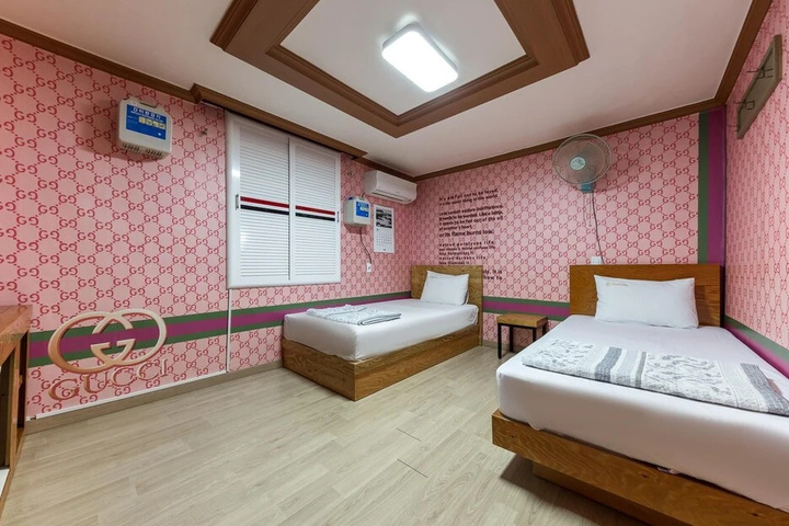 Room 5 of 10