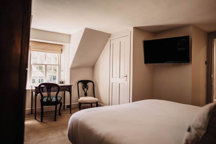 Room 33 of 102