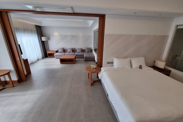 Room 17 of 100