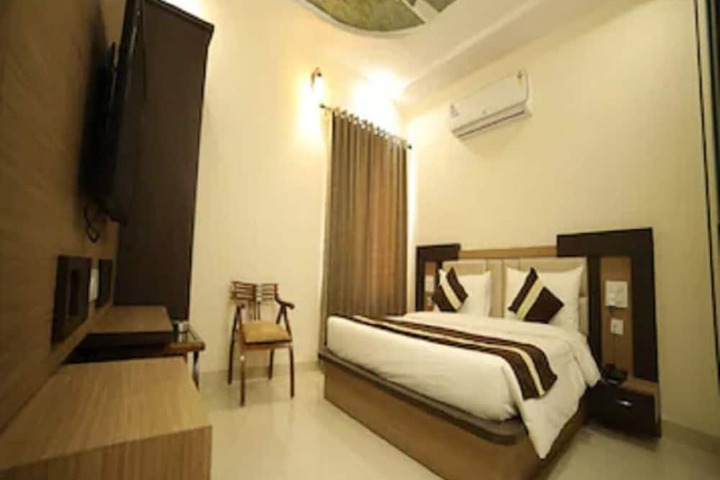 Room 6 of 12