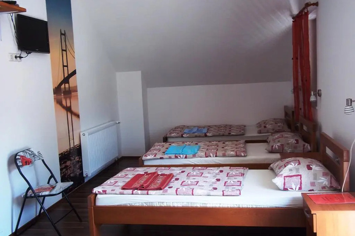 Room 5 of 10