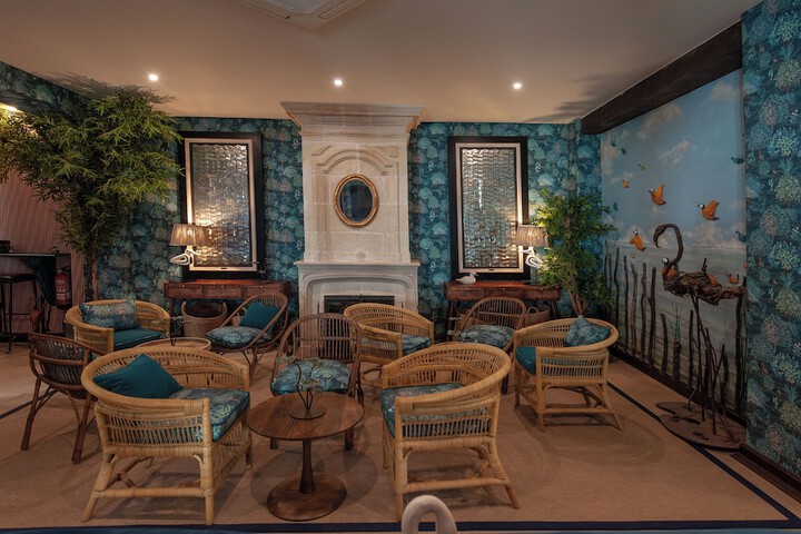 Lobby lounge