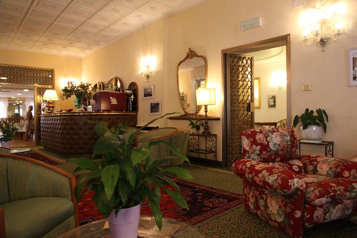 Lounge 32 of 44