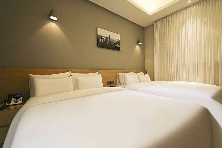 Room 12 of 39