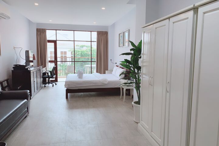 Room 8 of 9
