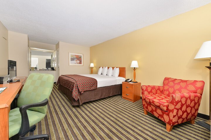 1 Queen Bed (8 of 11)