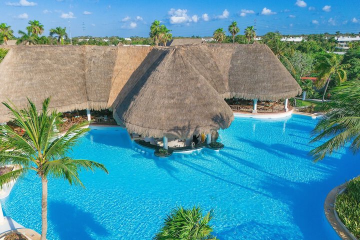 Hotel with Pool