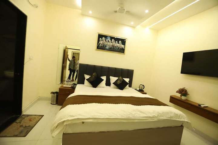Room 18 of 53