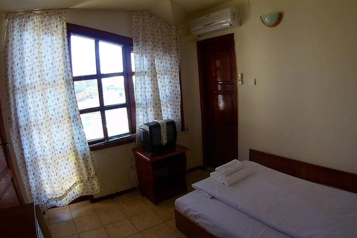 Room 7 of 12