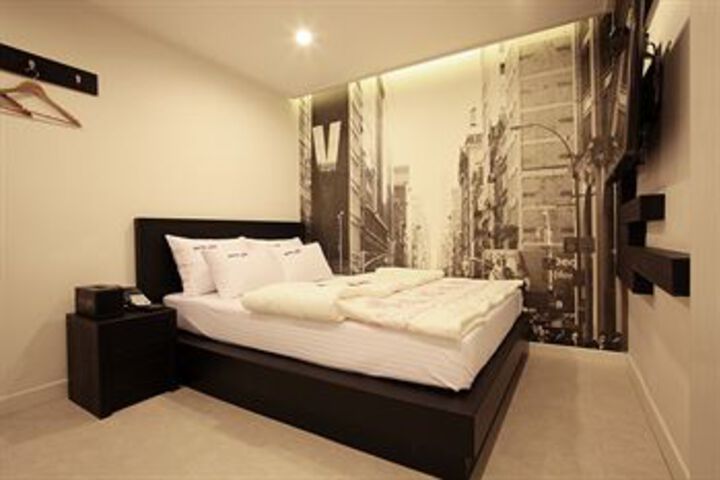 Room 11 of 30