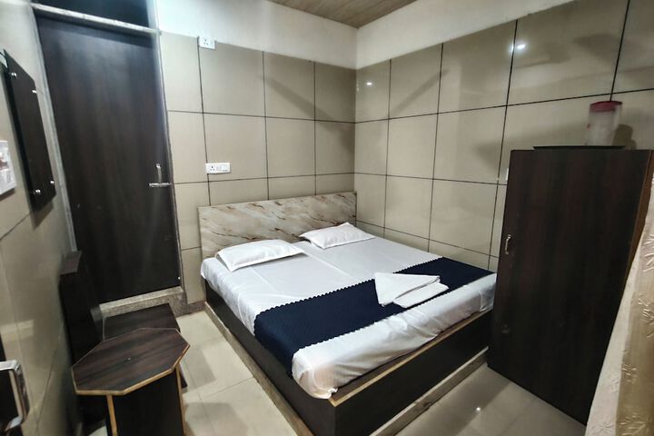 Room 3 of 10