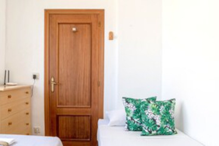 Room 10 of 28