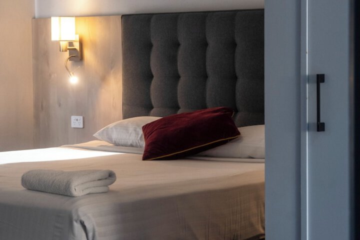 Room 25 of 103