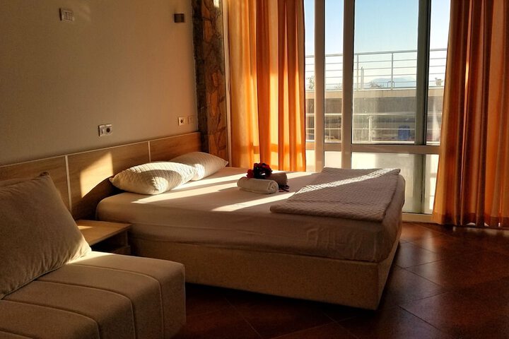 Room 16 of 100