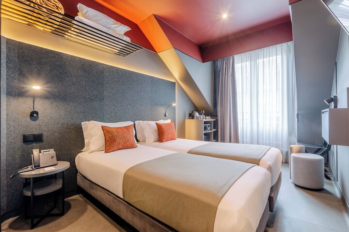 Room 17 di 34