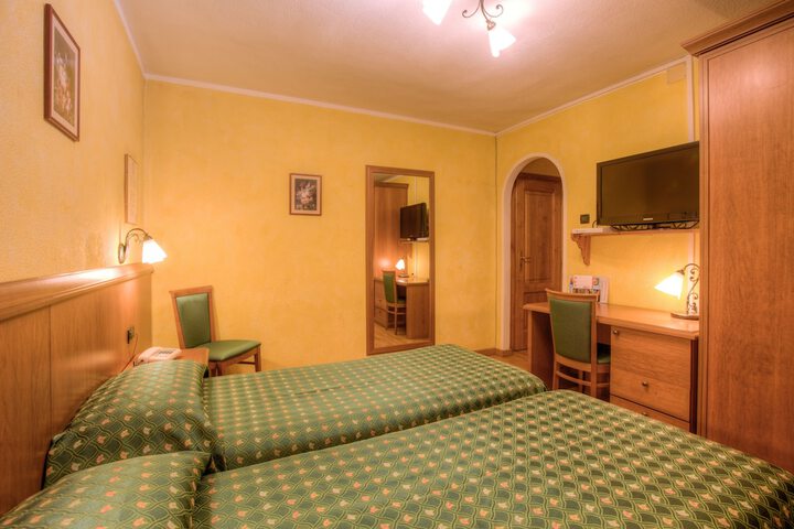 Room 5 of 38