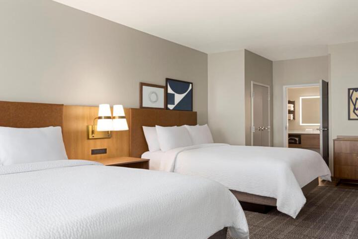 1 Queen Bed (6 of 18)