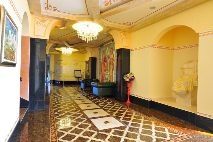 Entrance & Lobby