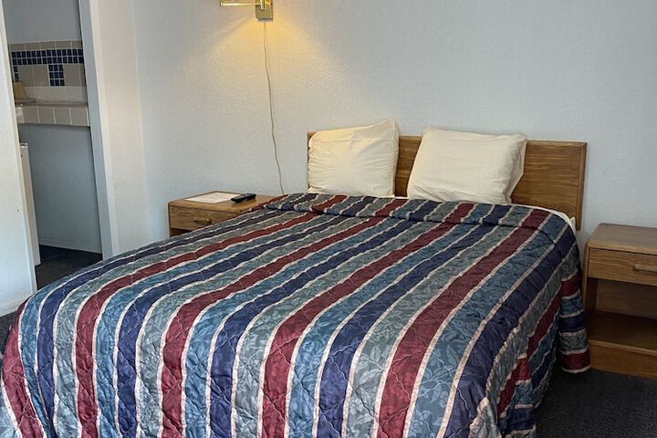 1 Queen Bed (8 of 14)