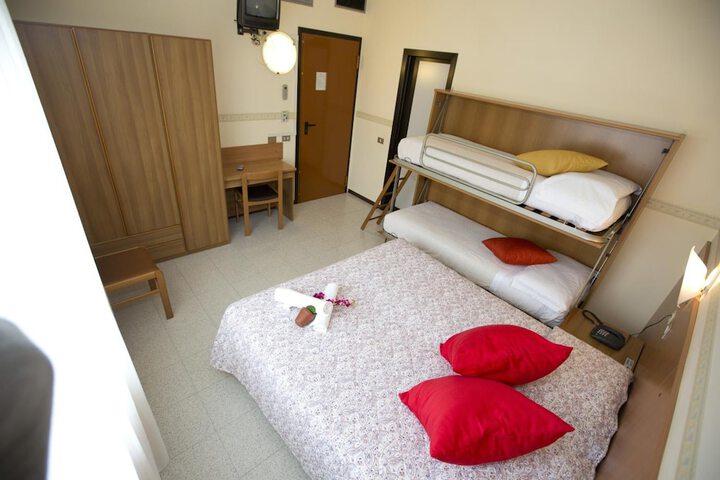 Room 6 of 33