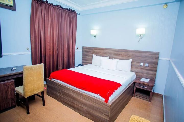Room 4 of 16