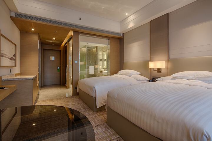 Room 32 of 82