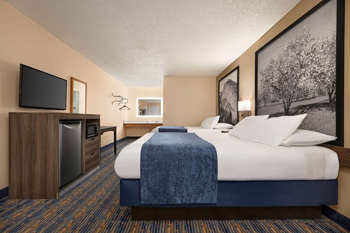 2 Queen Beds (10 of 11)