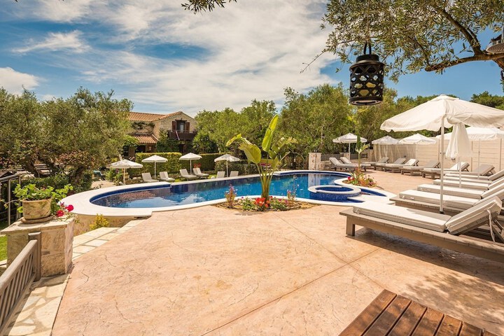 Pool 67 of 110