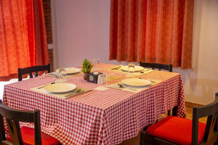 Dining 7 of 23