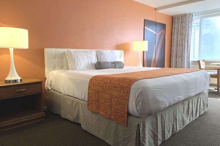 1 King Bed (2 of 4)