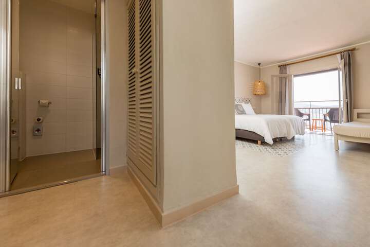 Room 15 of 38