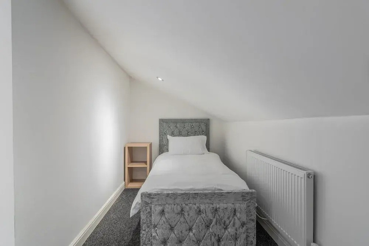 Room 5 of 16