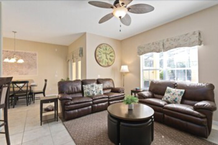 4 Bedroom 3 Bathroom Town Home With Splash Pool