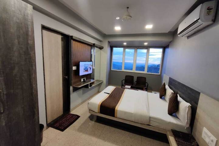 Room 5 of 16