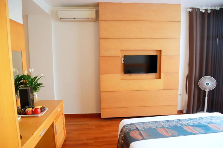 Room 5 of 9