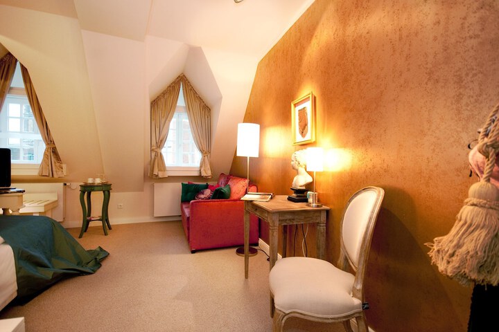 Room 28 of 47