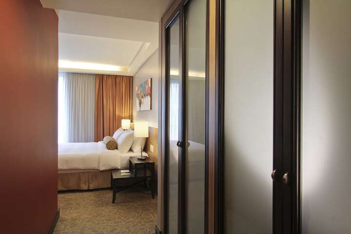 Room 3 of 87
