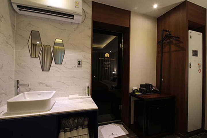 Room 7 of 24
