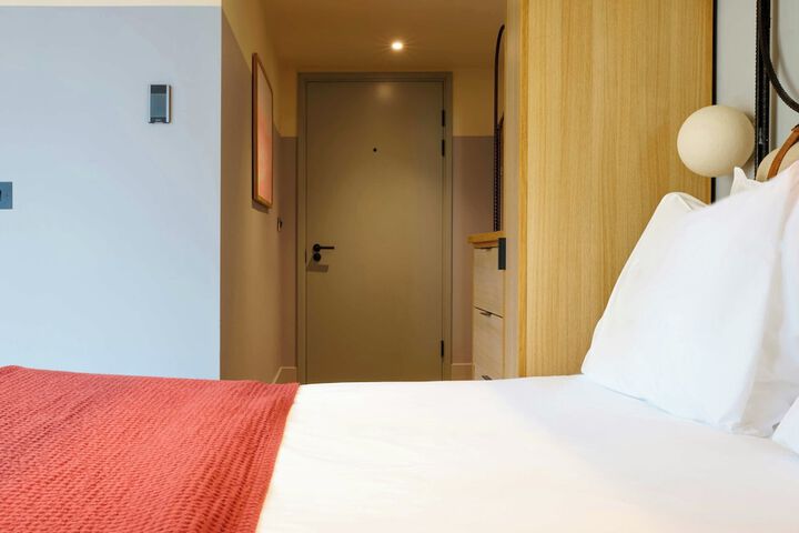 Room 10 of 77