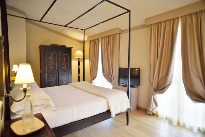 Room 20 of 216