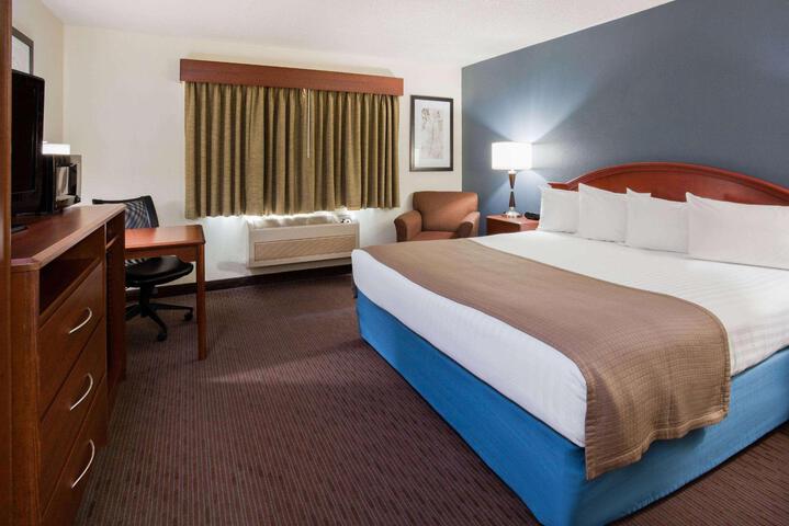 1 Queen Bed Accessible Room (1 of 9)
