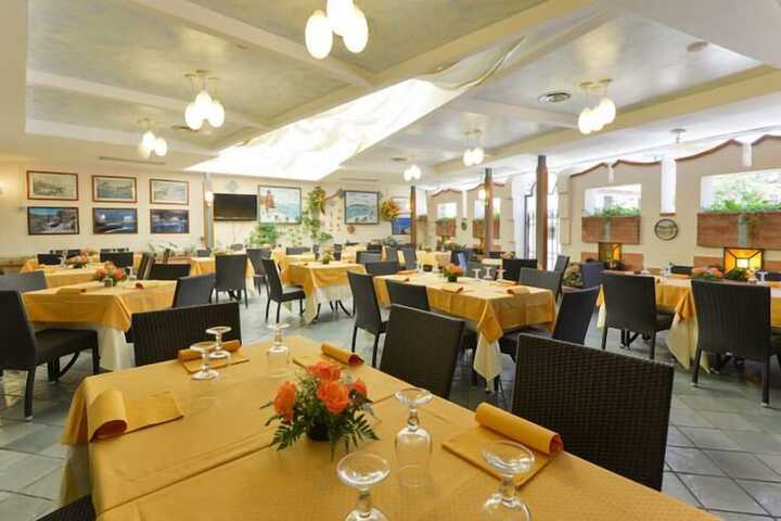 Dining 9 of 15