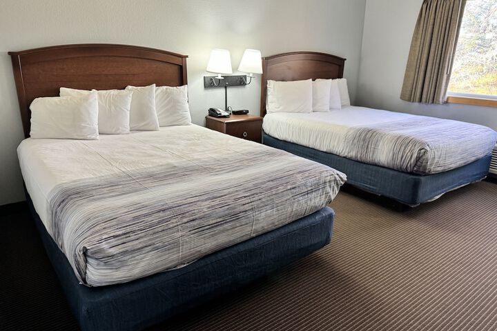 2 Queen Beds (5 of 9)