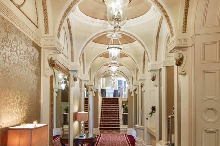 Ballroom/Hall 35 of 48