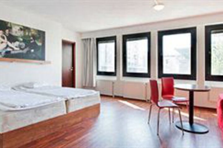 Room 5 of 9