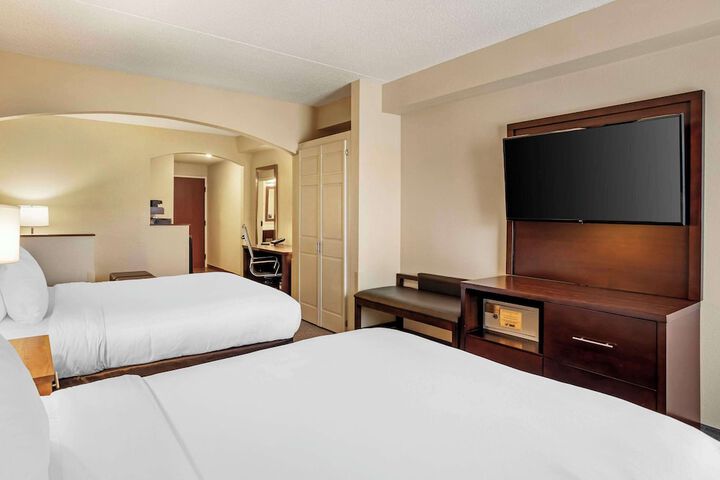 2 Queen Beds and Sofa (9 of 11)