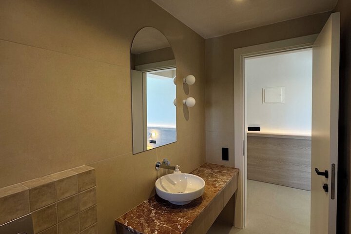 Room 38 of 48
